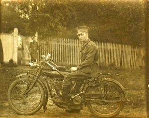 AlexanderEyresHunterOnIndianMotorbike-1918-2