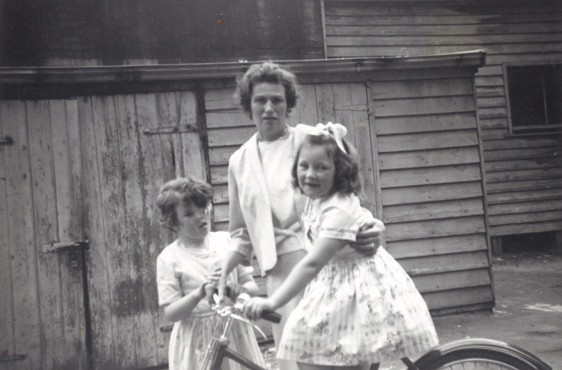 Photo of Susan and Margaret Dale with their Aunt