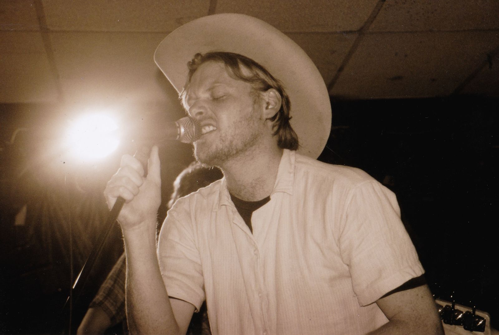 The Dead Salesmen, Bridge Mall Inn 2001, Photographer and source Tim Bignell